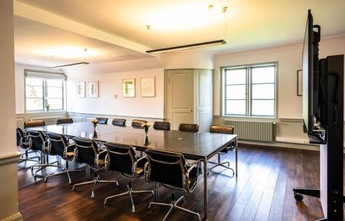 a conference room with a large table and chairs at Hotel Gut Kaden in Alveslohe