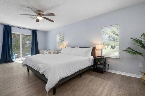 Postel nebo postele na pokoji v ubytování Home With Fenced Yard, Hot tub, Grill and 3 King Beds!