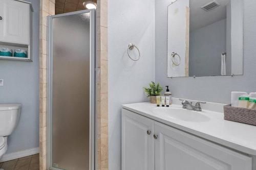 Koupelna v ubytování Home With Fenced Yard, Hot tub, Grill and 3 King Beds!