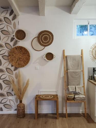 Cette chambre comprend des plaques murales et une chaise. dans l'établissement Charmante petite maison de bourg avec spa, à Val Couesnon