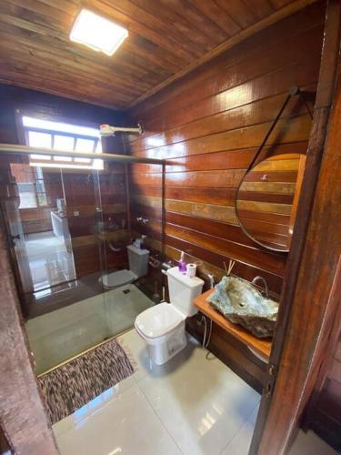 a bathroom with a toilet and a shower and a sink at Encanto da Mata - Chalé Ipê - Lavras Novas-MG in Lavras Novas