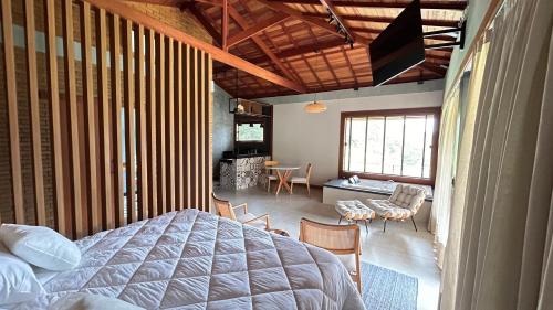 a bedroom with a bed and a living room at Villa Zarandi - Luxo e conforto que você procura! in Petrópolis