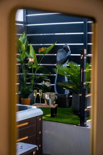 Elle offre une vue sur un jardin avec des plantes depuis son balcon. dans l'établissement Dolce Vita, Spa, Cagnes Sur Mer, à Cagnes-sur-Mer