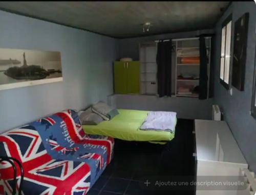 une petite pièce avec un lit et un canapé dans l'établissement appartement proche du stade, à Marseille
