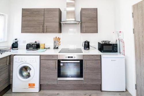 3 Bedroom Apartment, Walking Distance to Centre & Amazing Food at your door step photo 12