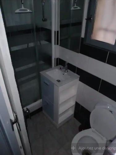 une petite salle de bain avec toilettes et lavabo dans l'établissement appartement proche du stade, à Marseille