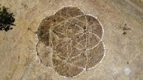 a circle drawn on the ground in the dirt at Masseria LoJazzo in Ceglie Messapica
