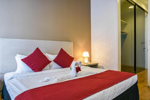 Кровать или кровати в номере Flixses Suites at Platinum KLCC