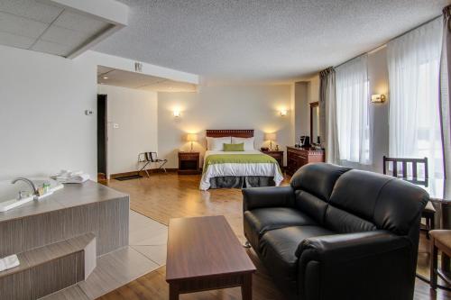 Кровать или кровати в номере Hôtel du Jardin