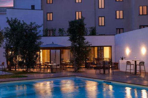 Der Swimmingpool an oder in der Nähe von Antum Hotel
