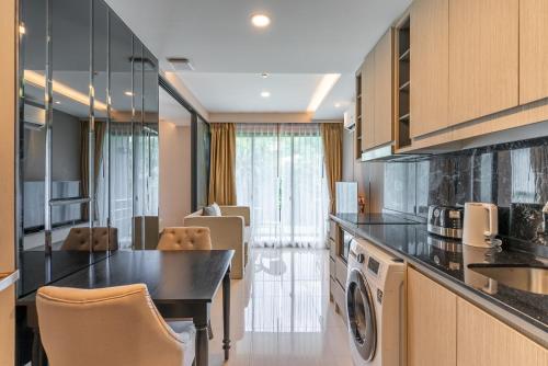 苏林海滩Panora Condo by Villacarte的配有洗衣机和烘干机的厨房
