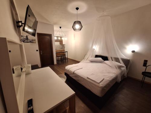 Letto o letti in una camera di Rousis's Manor House
