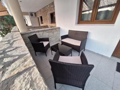 un patio con sedie, tavoli e un bar di Rousis's Manor House a Párga