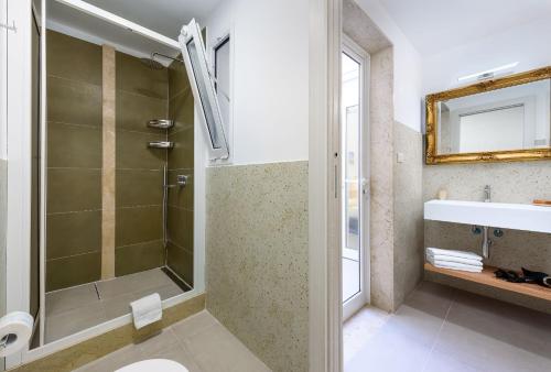 un bagno con doccia e lavandino di Casa Ciccina a San Vito lo Capo
