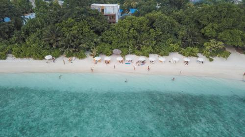 an aerial view of a beach with umbrellas at Ganduvaru Villa in Ukulhas
