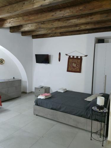 a bedroom with a bed in a white room at U Càvusu in Siculiana