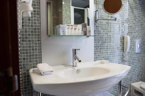 Bilik mandi di Limak Ambassadore Hotel Ankara