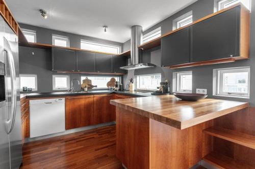 Una cocina o zona de cocina en Luxury House with Ocean View