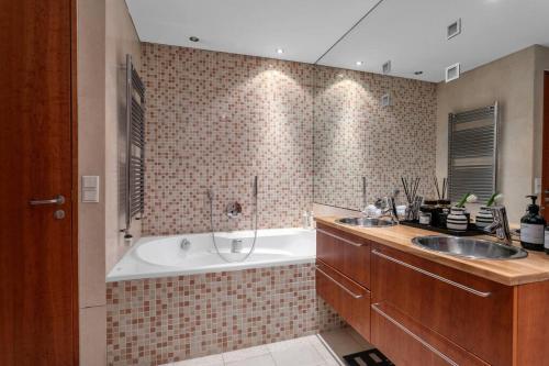 Imagen de la galería de Luxury House with Ocean View, en Reikiavik