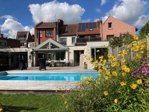 une maison avec une piscine dans la cour dans l'établissement aux3maisons, à Marcq-en-Barœul