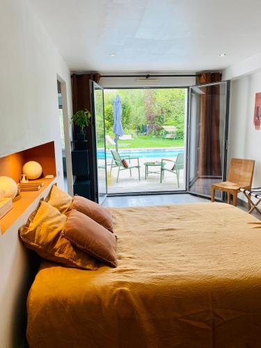 - une chambre avec un lit et une vue sur une terrasse dans l'établissement aux3maisons, à Marcq-en-Barœul