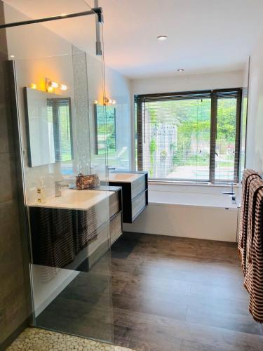 La salle de bains est pourvue de 2 lavabos et d'une grande fenêtre. dans l'établissement aux3maisons, à Marcq-en-Barœul