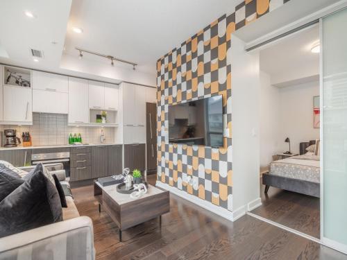 Ένα ή περισσότερα κρεβάτια σε δωμάτιο στο freed Suites - Downtown Toronto