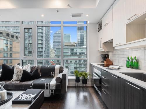 Η κουζίνα ή μικρή κουζίνα στο freed Suites - Downtown Toronto