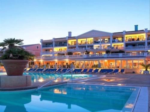 un hôtel avec une piscine devant un immeuble dans l'établissement 4 people with Pool Tennis Parking air cond, à Cannes