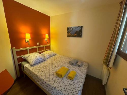 - une petite chambre avec un lit et 2 oreillers jaunes dans l'établissement 4 people with Pool Tennis Parking air cond, à Cannes