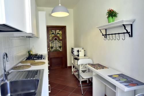 una cocina con fregadero y encimera en Ecc3ntrico, en Arezzo