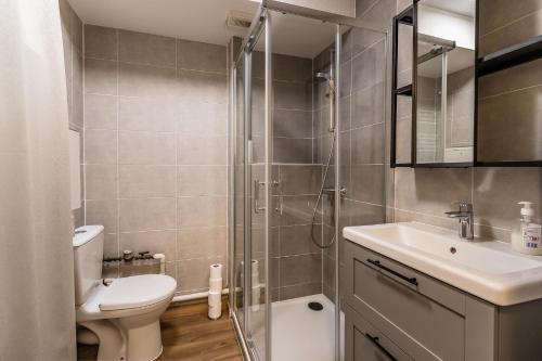 une salle de bains avec douche, toilettes et lavabo dans l'établissement Studio Charpennes - Parking privé gratuit, à Villeurbanne