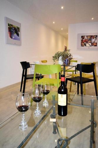 a bottle of wine and two glasses on a table at Casa Uva Republica Argentina 11 Logroño in Logroño