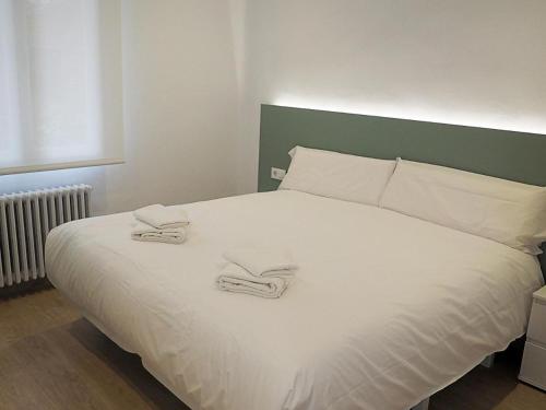 a large white bed with two towels on it at Casa Uva Republica Argentina 11 Logroño in Logroño