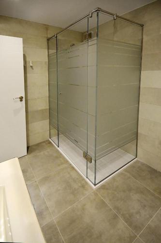 a glass shower in a room with a tile floor at Casa Uva Republica Argentina 11 Logroño in Logroño