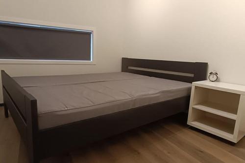 une chambre avec un grand lit et une fenêtre dans l'établissement Forus - ONS, à Stavanger