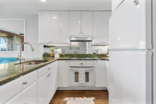 Dapur atau dapur kecil di HK118 - Oceanfront Beachfront Escape Hale Kai 1Bed