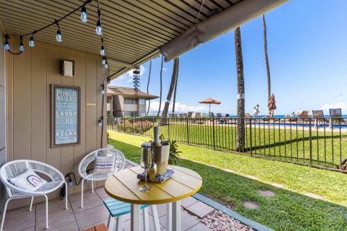 Balkoni atau teres di HK118 - Oceanfront Beachfront Escape Hale Kai 1Bed