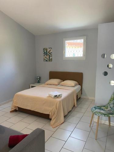 Postel nebo postele na pokoji v ubytování La villa bleue 2, Les trois ilets