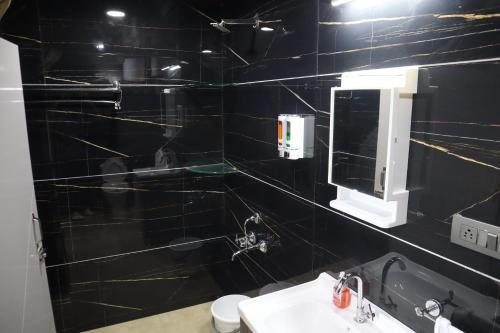 Ένα μπάνιο στο Skyview Villa Udaipur with private pool 4Bhk Villa