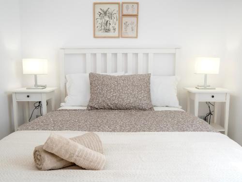 una camera con un letto con due comodini bianchi di Villa Alex Costa Adeje ad Adeje