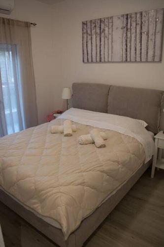 a large bed with two towels on it in a bedroom at Διαμέρισμα με αυλή in Nafpaktos