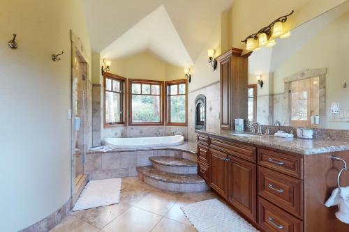 ein großes Badezimmer mit Badewanne und Waschbecken in der Unterkunft Moose Whiskers in Keystone