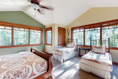 ein Schlafzimmer mit zwei Betten und einem Deckenventilator in der Unterkunft Moose Whiskers in Keystone