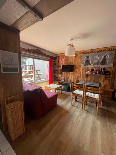 un salon avec un canapé et une table dans l'établissement Appartement 4 à 6 P proche télécabine et centre, à Champagny-en-Vanoise
