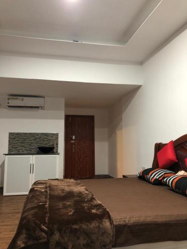 a bedroom with a large bed in a room at Amaze Residence Panoramic Room 3 in Boralesgamuwa