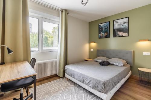 une chambre avec un lit, un bureau et une fenêtre dans l'établissement T2 Tête d’Or Confort + Parking gratuit, à Villeurbanne