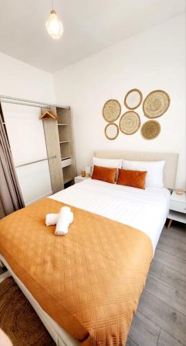 - une chambre avec 2 lits et 2 peintures murales dans l'établissement Appartement cosy situé dans un quartier calme, à Villejuif