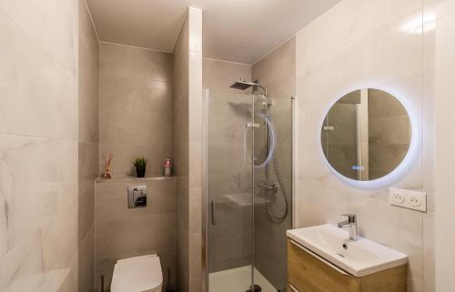 une salle de bain avec une douche, des toilettes et un lavabo dans l'établissement T2 Tête d’Or Confort + Parking gratuit, à Villeurbanne