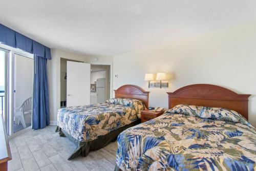 Postel nebo postele na pokoji v ubytování Coastal Getaway Ocean Views, Retro Game & Pools by myBeach Vacation Rentals